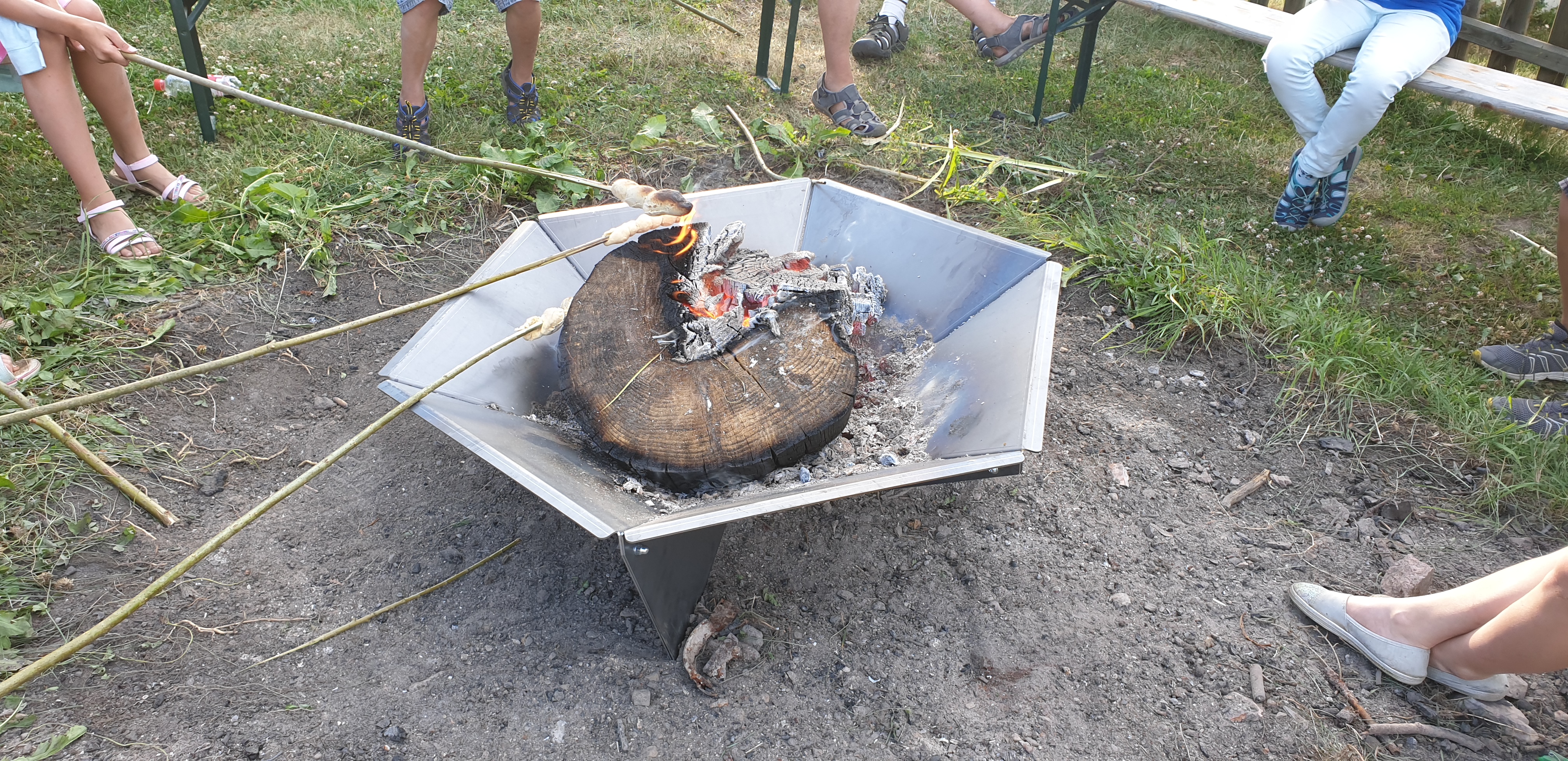 Lagerfeuer an der Feuerschale